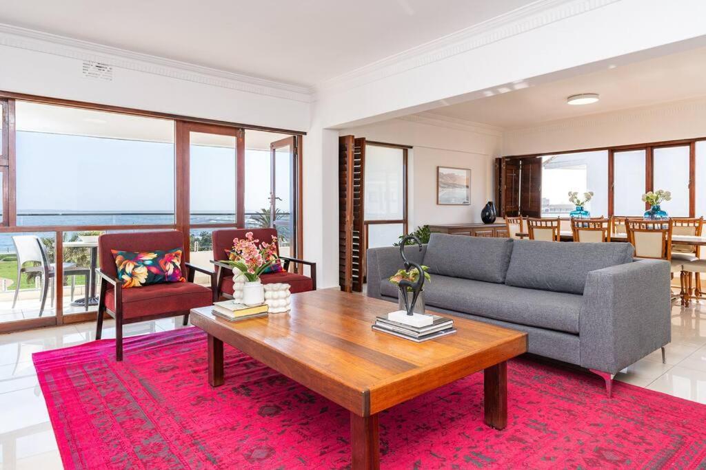 Stunning 3 Bedroom Beachfront With Parking Apartment *