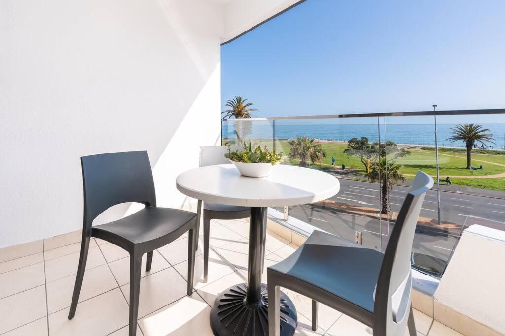 Apartment Stunning 3 Bedroom Beachfront With Parking *