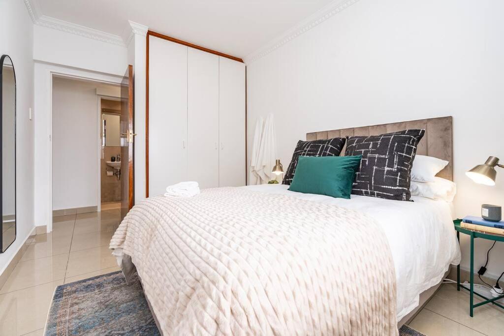 Stunning 3 Bedroom Beachfront With Parking * Cape Town