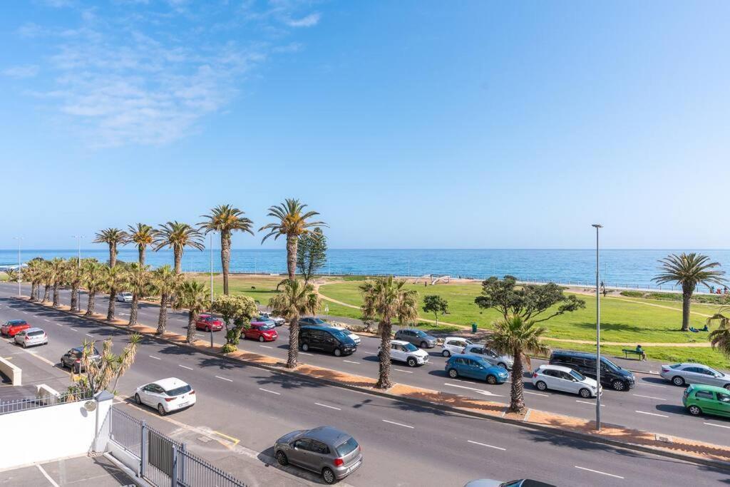 Stunning 3 Bedroom Beachfront With Parking Apartment *