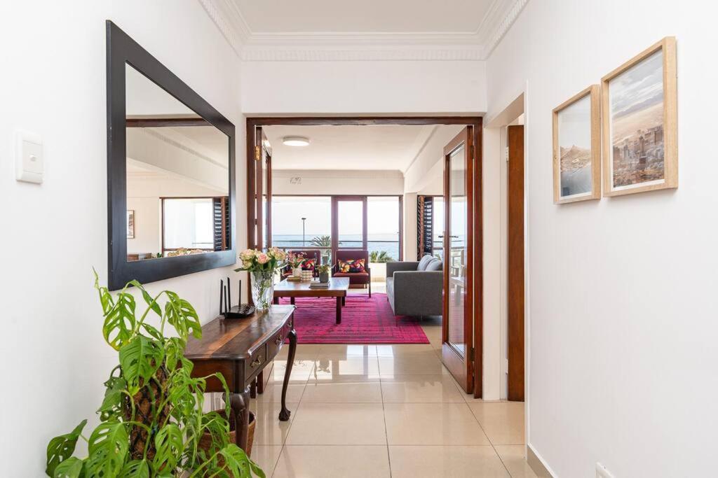 Stunning 3 Bedroom Beachfront With Parking Apartment *