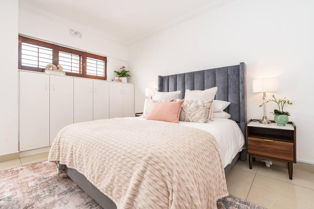 Stunning 3 Bedroom Beachfront With Parking * Cape Town