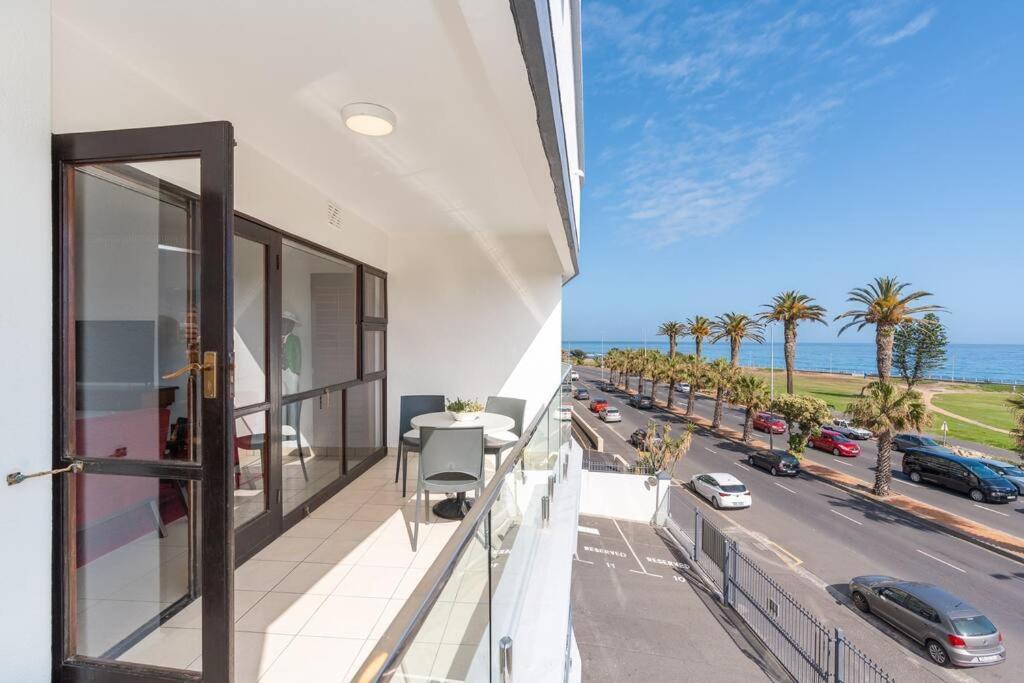 Apartment Stunning 3 Bedroom Beachfront With Parking *