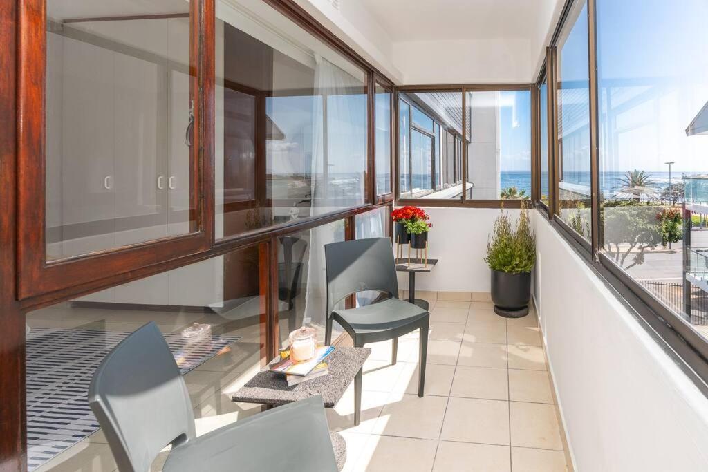 Stunning 3 Bedroom Beachfront With Parking Apartment Cape Town