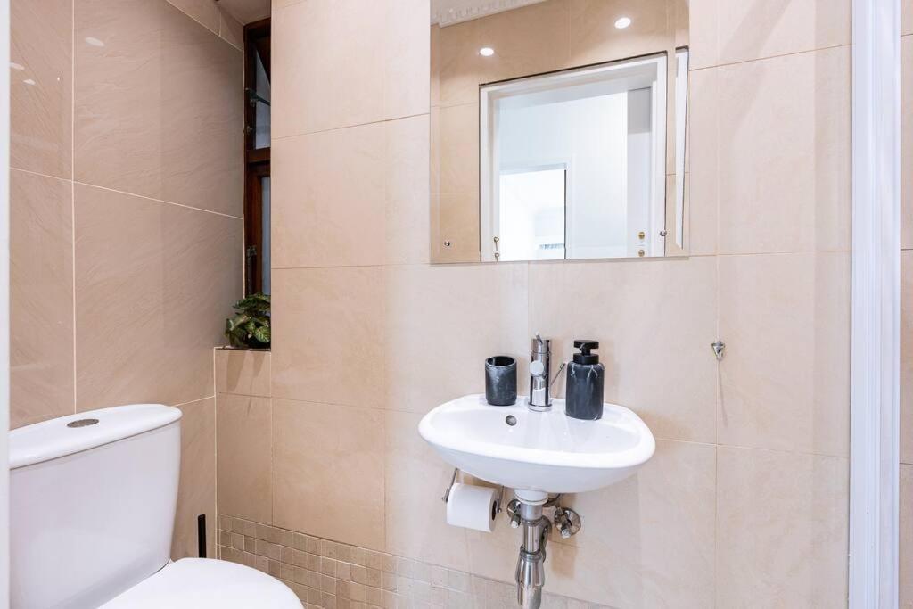 Apartment Stunning 3 Bedroom Beachfront With Parking Cape Town