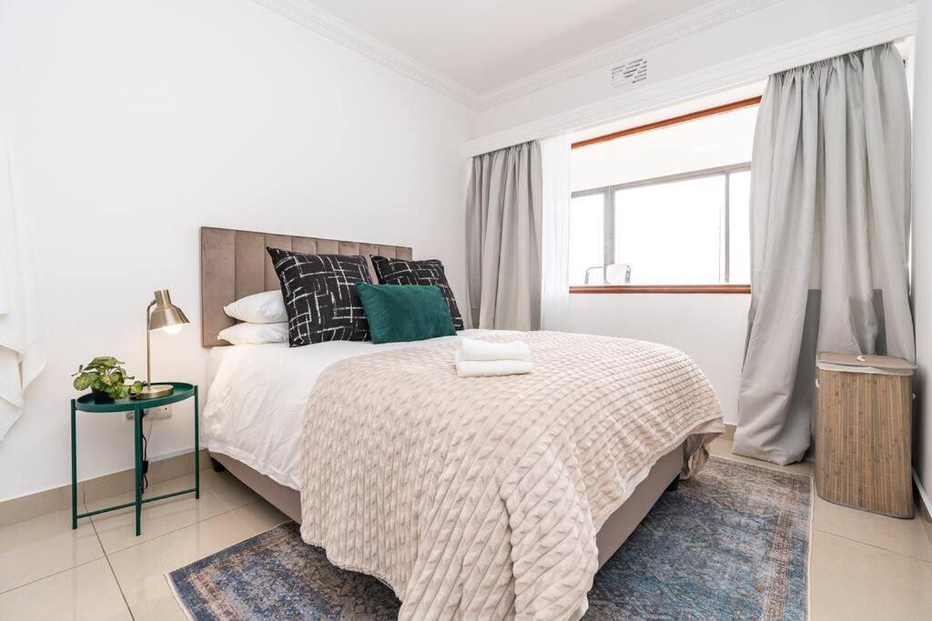 Stunning 3 Bedroom Beachfront With Parking Cape Town