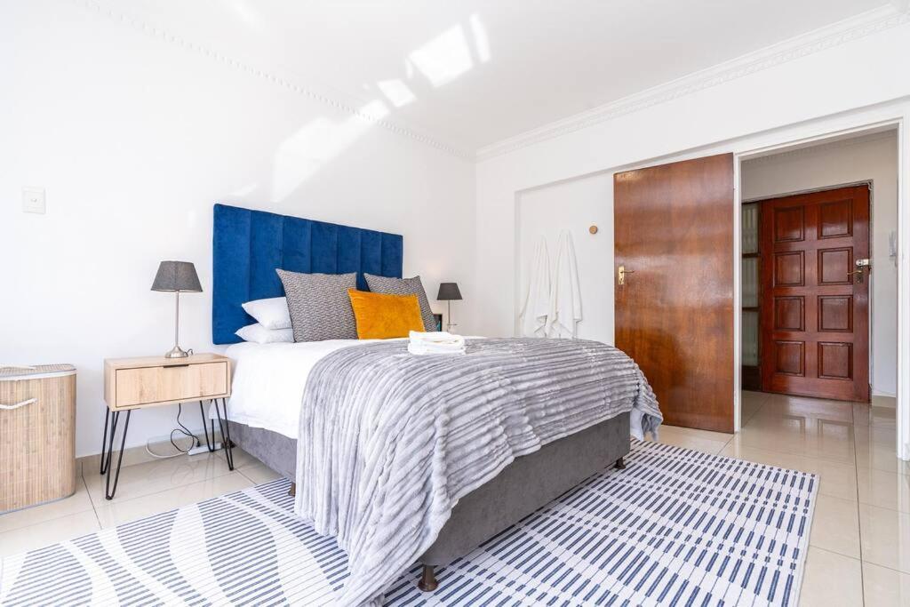 Stunning 3 Bedroom Beachfront With Parking Apartment *