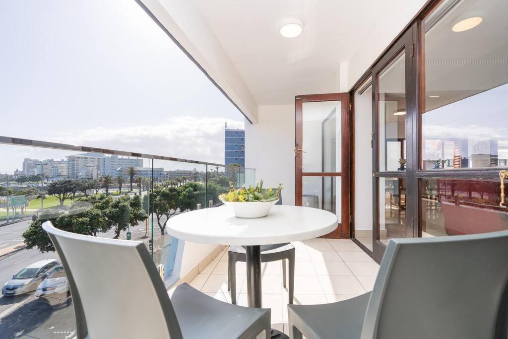 Stunning 3 Bedroom Beachfront With Parking Apartment Cape Town