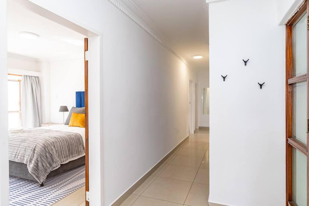 Stunning 3 Bedroom Beachfront With Parking Cape Town