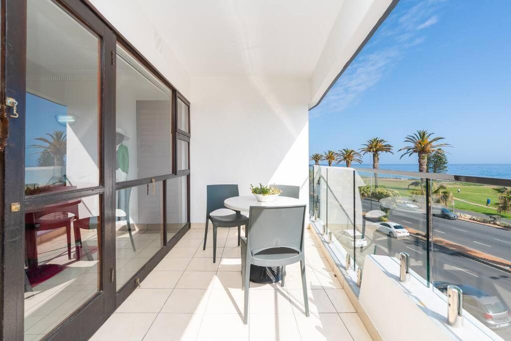 Apartment Stunning 3 Bedroom Beachfront With Parking *