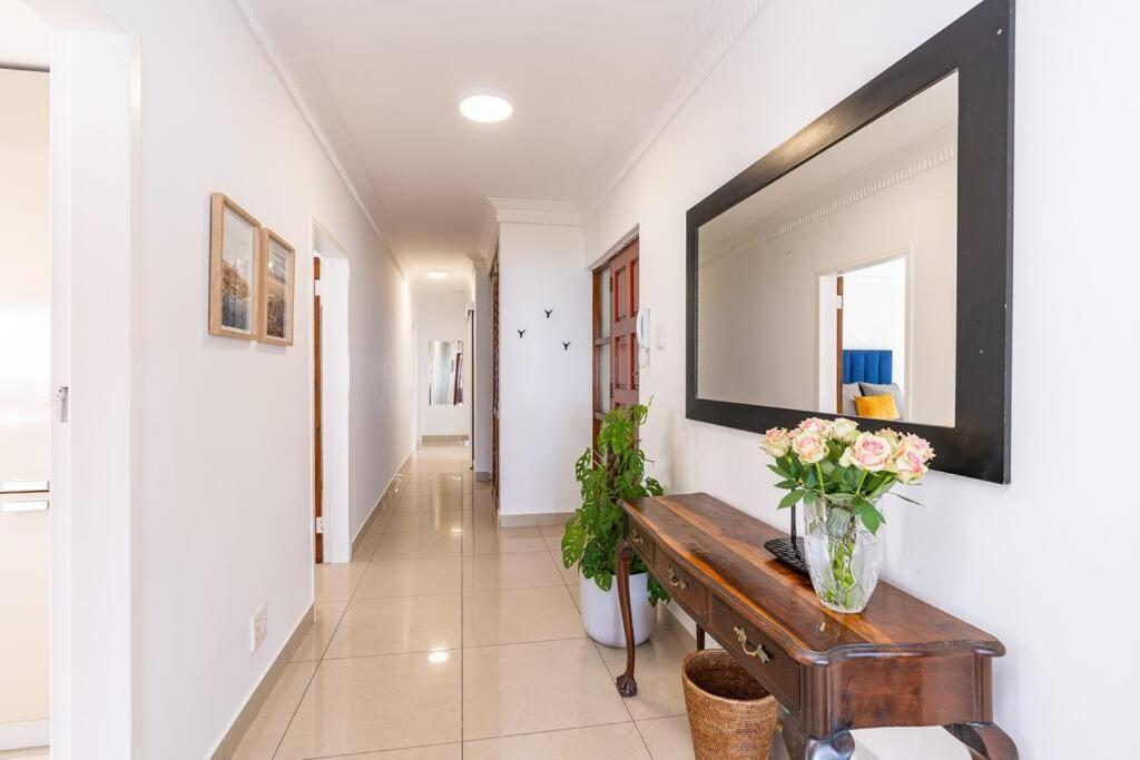 Stunning 3 Bedroom Beachfront With Parking Cape Town