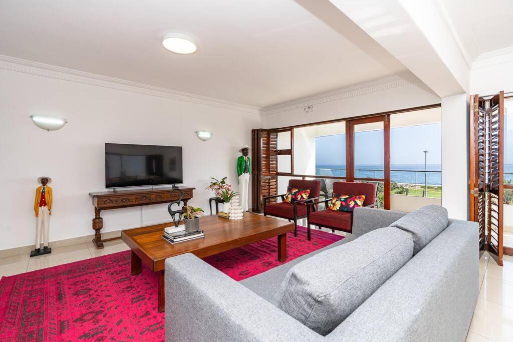 Stunning 3 Bedroom Beachfront With Parking Kapstadt